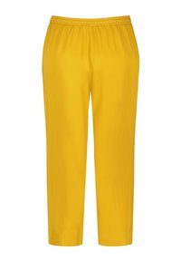 Żółte, lekkie spodnie z elastycznym paskiem w talii, o prostym kroju nogawki. Gładka struktura, długość do kolan, bez widocznych wzorów lub akcentów.
