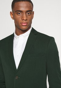 Isaac Dewhirst THE FASHION SUIT  - Κοστούμι - green