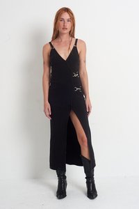 Czarna, bezrękawnikowa sukienka z dekoltem w kształcie litery V, z ramiączkami i metalowymi akcentami. Rozcięcie na lewej stronie do wysokości kolan, tekstura żebrowana.