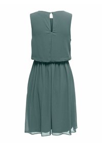 Robe verte sans manches en tissu léger, dotée d'un dos en trou de serrure, d'une taille smockée et d'une jupe fluide. Design simple et élégant.