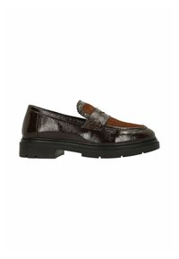 Mocassins en cuir verni marron avec un bout arrondi, un panneau texturé et une semelle épaisse noire. Sangle décorative à l'avant.