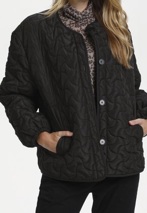Veste matelassée noire avec une coupe décontractée, dotée d'un col rond, d'une fermeture à boutons et de poches latérales. Texture lisse avec un motif de couture subtil.
