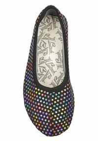 Schwarze flache Schuhe mit abgerundeter Zehe, versehen mit mehrfarbigen holografischen Punkten und einem gemusterten Fußbett. Elastischer Saum für einen sicheren Sitz.