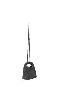 Bolso de mano tejido negro con una forma estructurada, que presenta un asa redondeada y una correa larga trenzada. Material liso y texturizado con un ligero brillo.