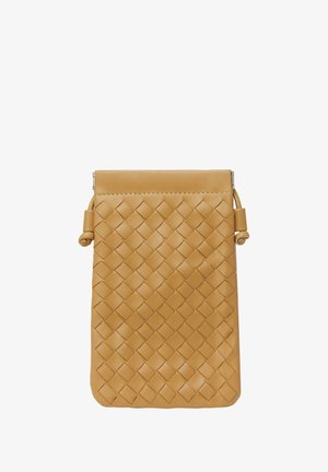 Pochette en cuir tissé de couleur jaune, de forme rectangulaire avec une finition lisse, dotée d'une fermeture supérieure sécurisée et d'un détail latéral pour attacher une sangle.