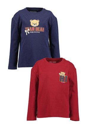 To børneskjorter med lange ærmer, en marineblå med en bamse og teksten "TEAM BEAR always good mood", en rød med en bamse og teksten "HI how are you".