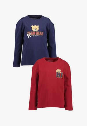 Dwie dziecięce koszulki z długim rękawem, jedna granatowa z misiem i napisem „TEAM BEAR always good mood”, druga czerwona z misiem i napisem „HI how are you”.