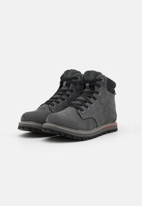 Bottes de randonnée grises en cuir avec des bouts ronds, des lacets robustes, un col rembourré et des semelles en caoutchouc présentant un motif de traction texturé.