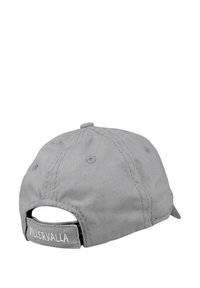 Szara bawełniana czapka baseballowa z zakrzywionym daszkiem, regulowanym paskiem z tyłu i naszywką z logo na pasku. Prosty, czysty design.