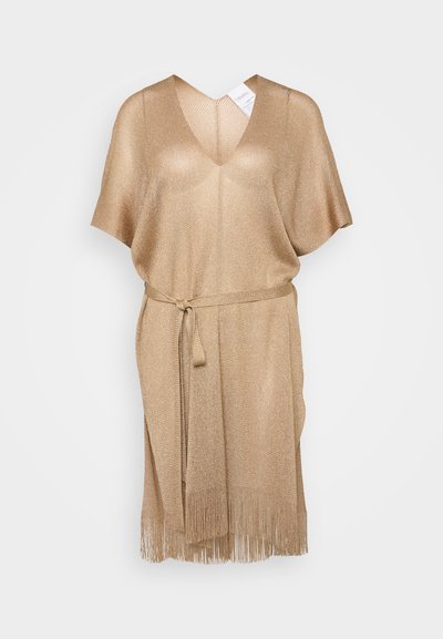 Χρυσό μεταλλικό πλεκτό φόρεμα με V λαιμόκοψη, κοντά oversized μανίκια, ζωνάκι στη μέση και λεπτομέρεια με φούντες στο κάτω μέρος.