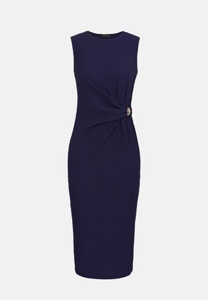 Robe bleu marine sans manches, longueur genou, avec un détail torsadé sur le côté maintenu par une petite boucle argentée.