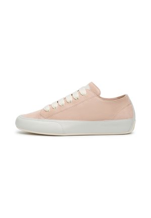Sneaker rosa chiaro bassa con suola in gomma bianca e larghe stringhe bianche, mostrata di profilo su sfondo bianco.