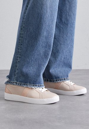 Trainers - light pink