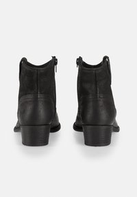 Bottines noires avec une finition lisse et texturée. Elles présentent une fermeture éclair à l'arrière et un talon modeste.