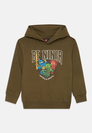 Sweatshirt verde-oliva feito de tecido macio, apresentando uma gravação frontal de ninjas em cores vibrantes. Inclui capuz com cordão e punhos canelados.
