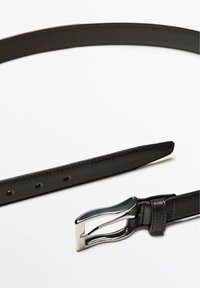 Schwarzer Leder-Gürtel mit einer eleganten silbernen Schnalle, der eine glatte Textur, mehrere Verstelllöcher und ein sauberes, minimalistisches Design aufweist.