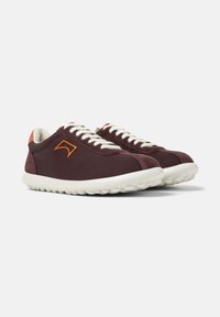 Burgundowe materiałowe sneakersy z białymi sznurowadłami, kontrastującym pomarańczowym logo i fakturowaną kremową gumową podeszwą. Niskoprofilowy design z zaokrąglonym noskiem.