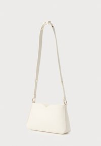 Piccola borsa a spalla rettangolare di colore avorio chiaro con bordo superiore scallop e tracolla regolabile con hardware dorato.