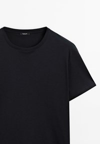 T-shirt nera a maniche corte con colletto a girocollo e etichetta "Massimo Dutti" all'interno del colletto, adagiata su uno sfondo bianco.