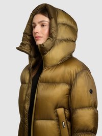 Fémes olívazöld színű steppelt pufi kabát nagy kapucnival, cipzáras lezárással és egy oldalzsebbel, amely logót visel. Puha, fényes anyag.