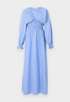 Robe longue bleu clair à manches longues avec rayures verticales blanches, taille froncée, col en V et poignets volantés élastiqués.