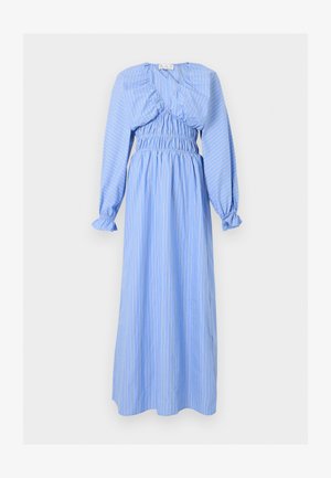 Robe longue bleu clair à manches longues avec rayures verticales blanches, taille froncée, col en V et poignets volantés élastiqués.