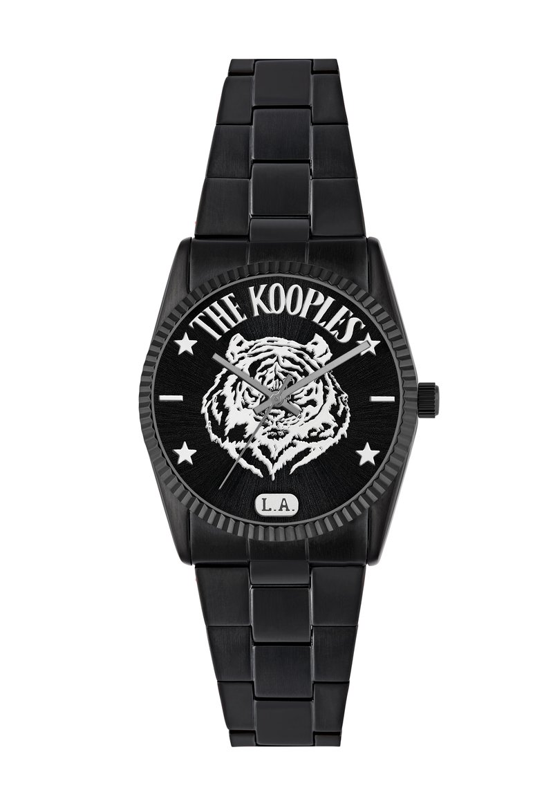 Czarny metalowy zegarek z okrągłą tarczą, na której znajduje się wzór białego tygrysa, wyraźny napis "The Kooples" oraz "L.A.", a także akcenty w kształcie gwiazd.