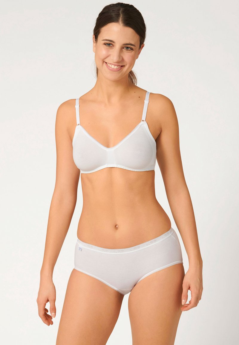 Sostenitore in cotone bianco con spalline regolabili e rifiniture in pizzo, abbinato a culotte hipster in cotone bianco con un logo discreto.