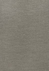 Grauer gerippter Stoff mit einer strukturierten Oberfläche und gleichmäßig verteilten vertikalen Linien. Das Material wirkt strapazierfähig mit leichtem Stretch.