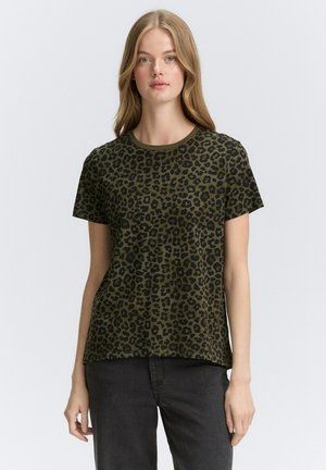 T-shirt a maniche corte in tessuto verde oliva con stampa leopardata nera, scollo rotondo e vestibilità rilassata. Progettato per un abbigliamento casual.
