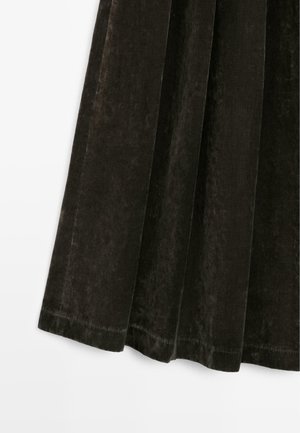 Schwarzes Samtkleidungsstück mit glatter Textur, das Falten und einen geraden Saum aufweist. Der Stoff hat einen dezenten Glanz und eine reiche Tiefe.