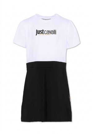 Wit T-shirt met korte mouwen met de tekst "Just cavalli LITTLE ROGUE" gecombineerd met een zwarte high-waist rok met een plooi aan de voorkant.