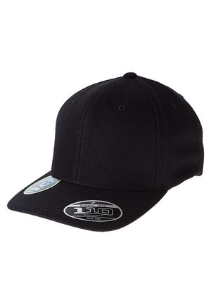 Casquette de baseball noire en tissu structuré, avec une visière incurvée, un design à six panneaux et une marque Flexfit 110 sur le devant.
