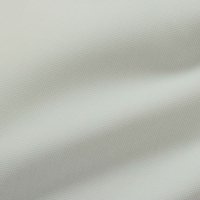 Λευκό ύφασμα με λεπτό, υφασμάτινο λευκό πλέγμα και διακριτικές σκιές που αναδεικνύουν απαλά ζάρες.