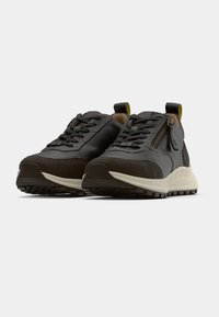 Tumehallid nahast ja sametised tossud tekstuuriga valge tallaga, millel on paelad ja külgendeluk, ümar varvas ning kontrastsed kollased aktsendid.