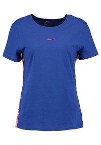 Modré bavlněné tričko s krátkým rukávem, na hrudi se malým červeným logem Nike a červenými bočními akcenty podél lemu.