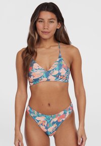 Virágmintás bikini szett, amely háromszög alakú melltartót és magas derekú alsót tartalmaz. Az anyag sima, kék háttérrel és színes virágmintákkal.