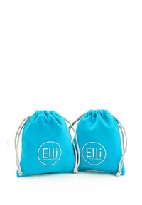 Zwei türkisfarbene Zugbeutel aus weichem Stoff, mit einem runden weißen Logo, auf dem "Elli by Julie & Grace" steht.