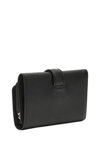 Czarny skórzany portfel o strukturalnym designie, z przednią klapą z zapięciem na pętelkę i subtelnymi detalami przeszycia.