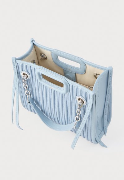 Μπλε δερμάτινη τσάντα χειρός με πλισέ υφή, διπλές κορυφαίες λαβές και ασημί εξαρτήματα. Το εσωτερικό διαθέτει επένδυση ανοιχτού μπεζ χρώματος.