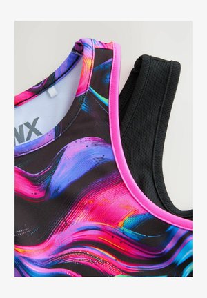 Divas divi, kur viena ir ar krāsainu abstraktu rakstu rozā, zilā un melnā krāsā, bet otra ir pilnīgi melna ar teksturētu apdari.