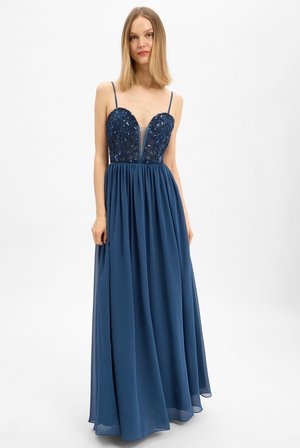Langes marineblaues Kleid mit eng anliegendem, mit Pailletten besetztem Oberteil, tiefem V-Ausschnitt und fließendem Rock. Die Träger sind dünn, und der Stoff hat eine glatte, seidige Textur.