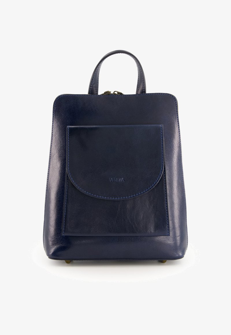 Marineblaue Leder-Rucksack mit strukturiertem Design, ausgestattet mit einer Fronttasche, einem oberen Griff und glatter Oberfläche. Akzente aus goldenem Metall.