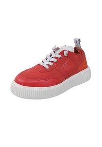 Czerwony niski trampek z białymi sznurowadłami, grubą białą podeszwą, pomarańczowym akcentem na pięcie oraz napisem „CRICKIT” po boku.