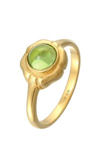 Bague plaquée or avec une pierre précieuse ronde de couleur vert clair, présentant un design floral et un anneau lisse et poli. Marquée "925" pour indiquer la teneur en argent.