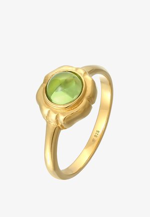 Bague plaquée or avec une pierre précieuse ronde de couleur vert clair, présentant un design floral et un anneau lisse et poli. Marquée "925" pour indiquer la teneur en argent.