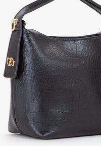Sort læderhåndtaske med et struktureret krokodillemønster, en kort hank og en guldfarvet hardwaredetalje med et logo.