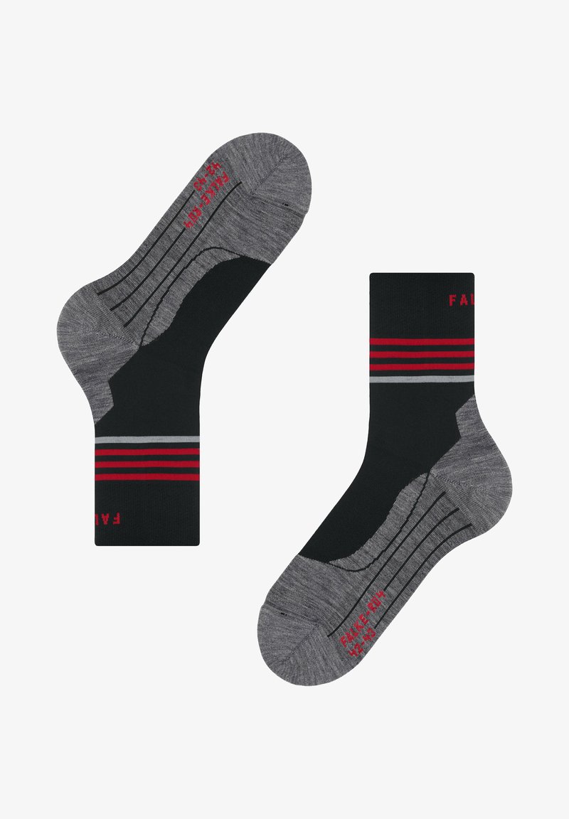 Zwarte en grijze sokken met rode en grijze strepen, een versterkte hiel en rode tekst met "FAKE-FUR 42-43" op de onderkant.