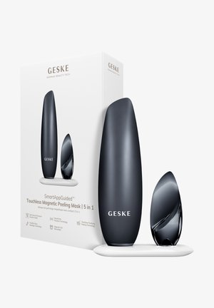 Ensemble noir élégant Geske Touchless Magnetic Peeling Mask avec deux appareils sur une base blanche et emballage mettant en avant les fonctionnalités intelligentes 5-en-1 du soin de la peau.