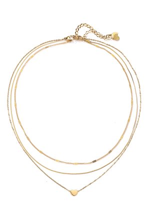 Goldfarbene mehrlagige Halskette mit drei Ketten unterschiedlicher Längen, an der untersten Kette hängt ein kleines Herzanhänger. Strukturierte Oberfläche.